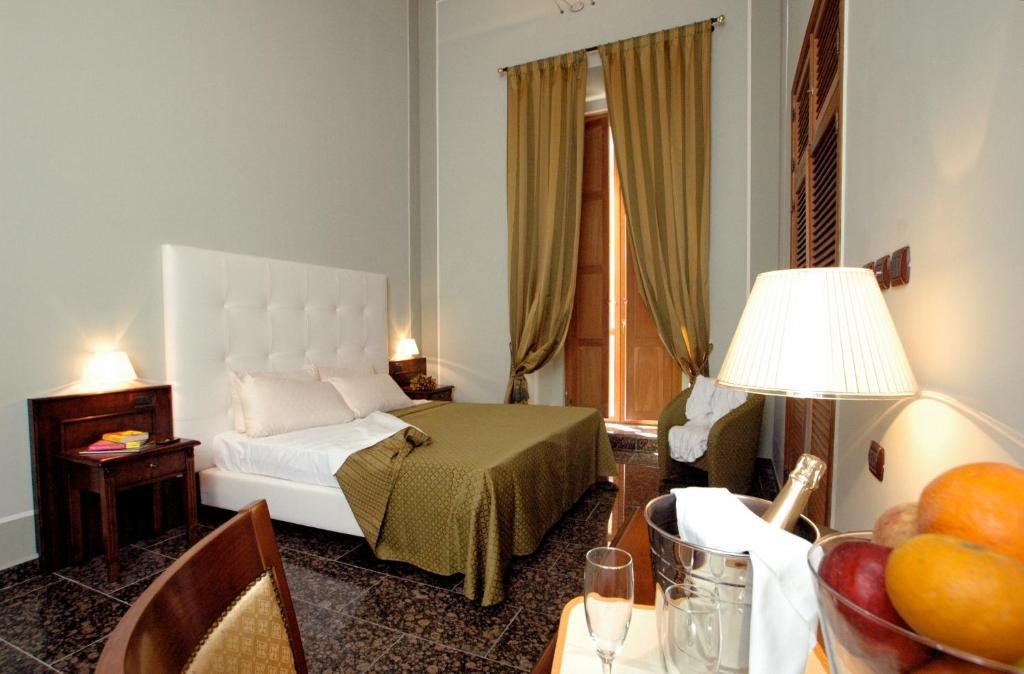 Le Stanze Del Vicere Boutique Hotel Nápoles Habitación foto